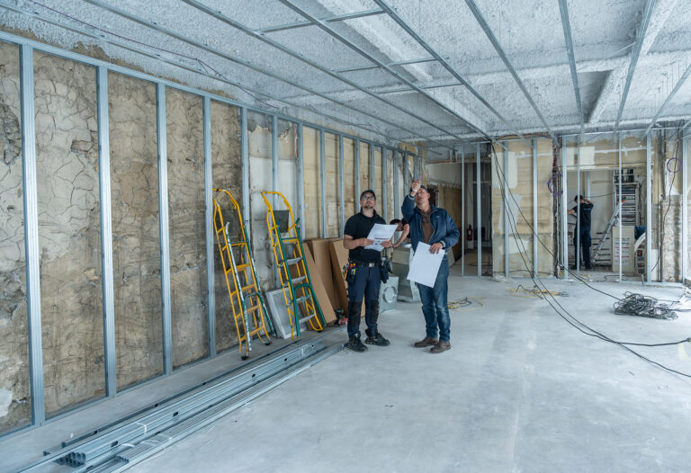 Homme dans bâtiment