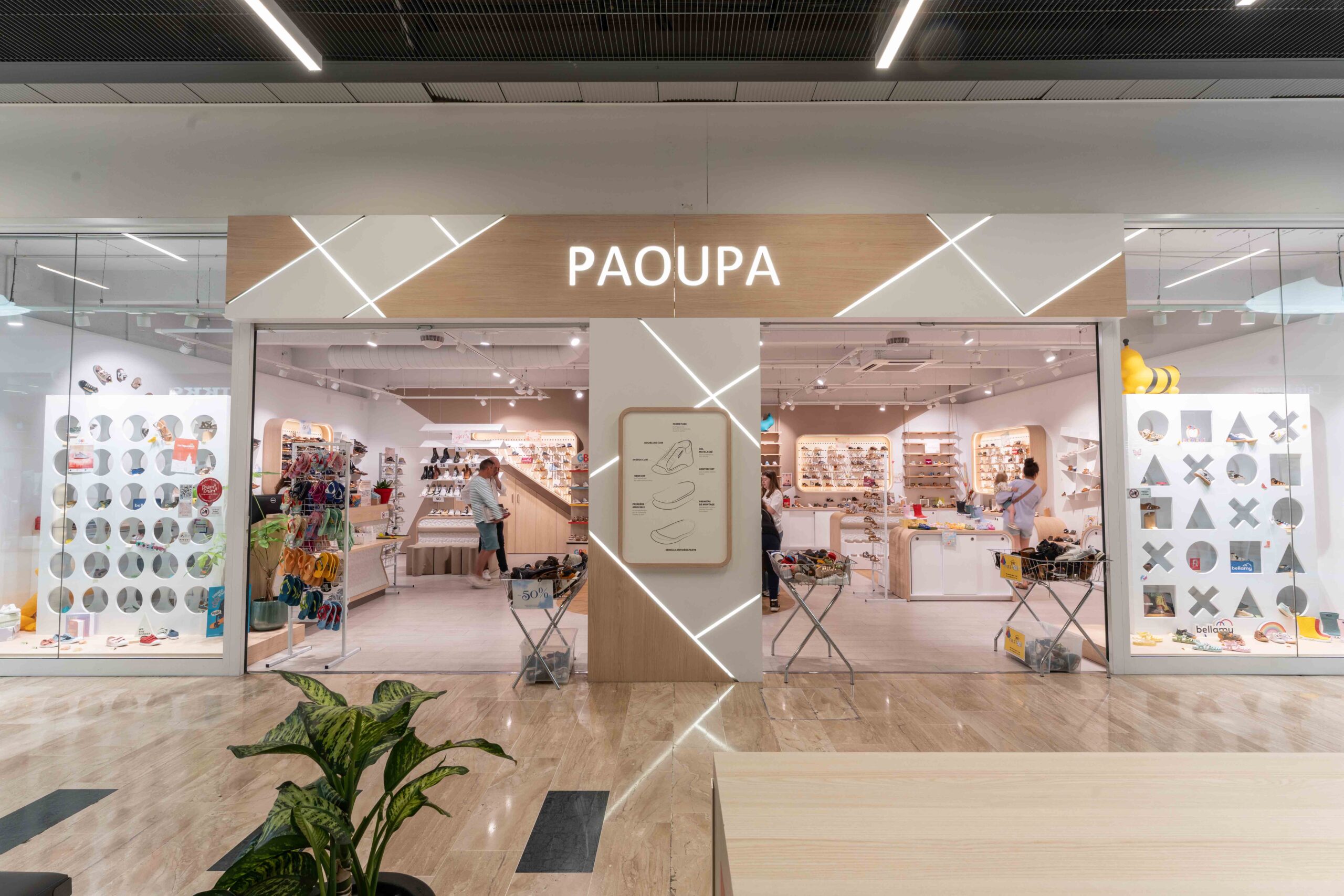 Façade paoupa vue du mail du centre commercial grand quartier